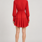 Abito Pinko rosso con scollo incrociato e polsini arricciati — retro su modella (immagine generata con AI)