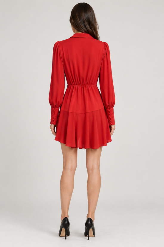 Abito Pinko rosso con scollo incrociato e polsini arricciati — retro su modella (immagine generata con AI)