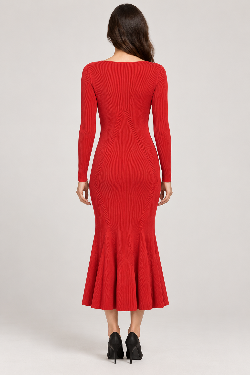 Abito Pinko rosso in maglia a coste con fondo svasato — retro su modella (immagine generata con AI)