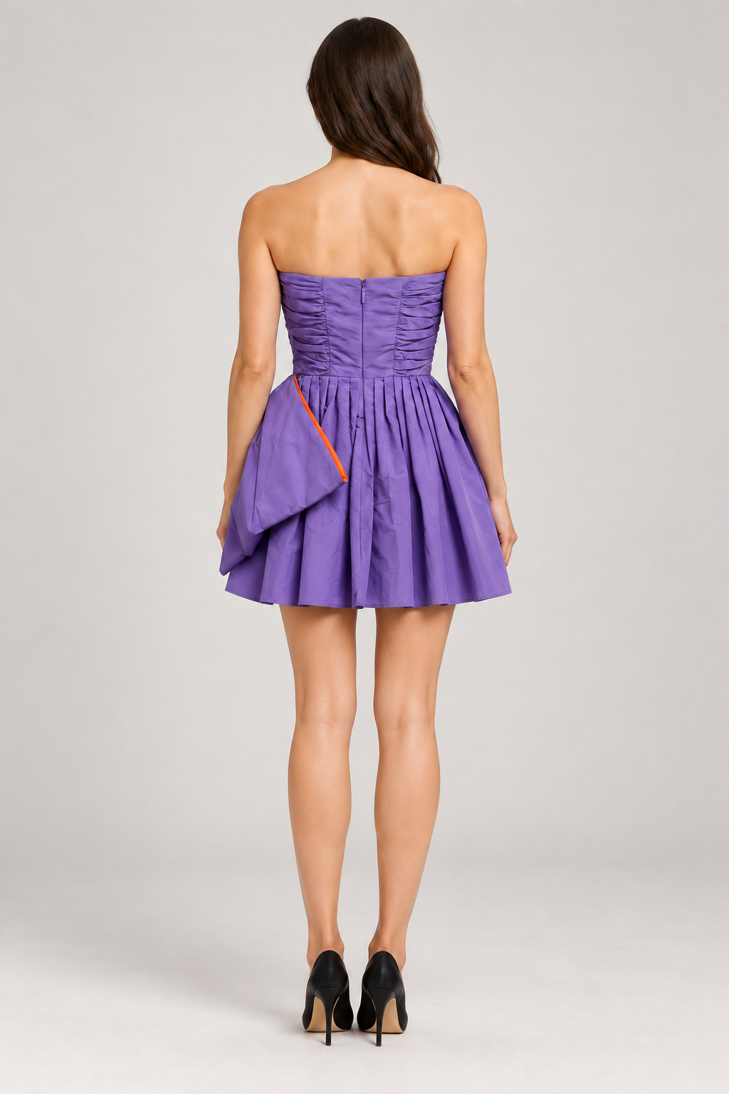 Abito Pinko viola a fascia con dettaglio arancio — retro su modella (immagine generata con AI)