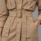 Abito chemisier Pinko beige in cotone con cintura — dettaglio su modella (immagine generata con AI)