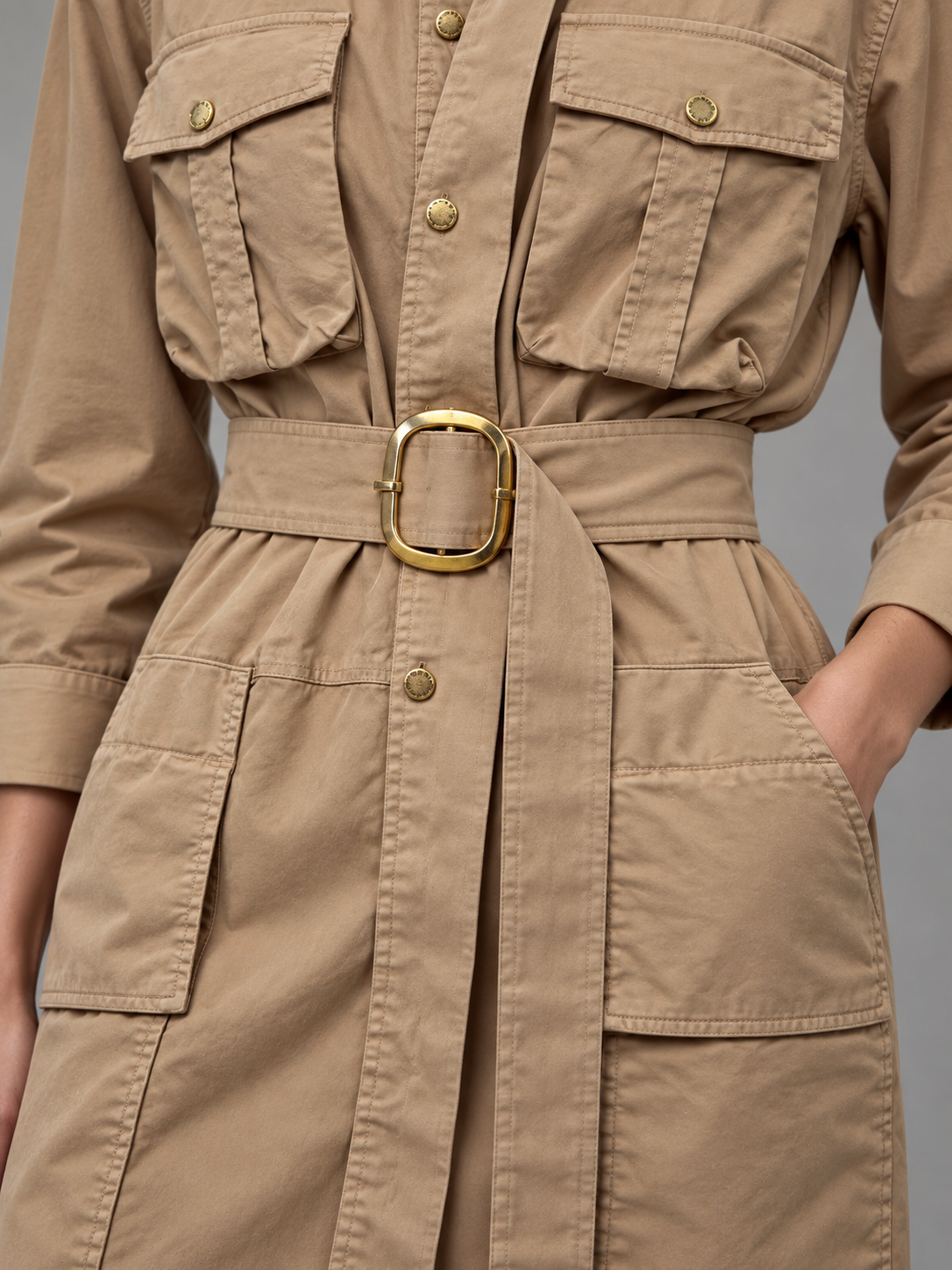 Abito chemisier Pinko beige in cotone con cintura — dettaglio su modella (immagine generata con AI)