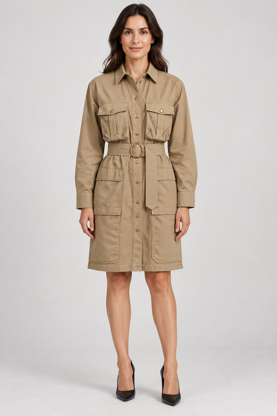 Abito chemisier Pinko beige in cotone con cintura — fronte su modella (immagine generata con AI)