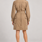 Abito chemisier Pinko beige in cotone con cintura — retro su modella (immagine generata con AI)