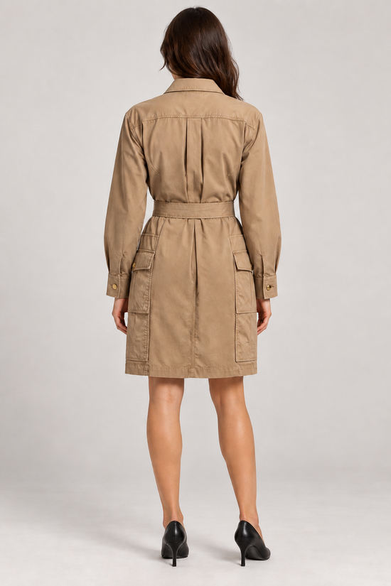 Abito chemisier Pinko beige in cotone con cintura — retro su modella (immagine generata con AI)