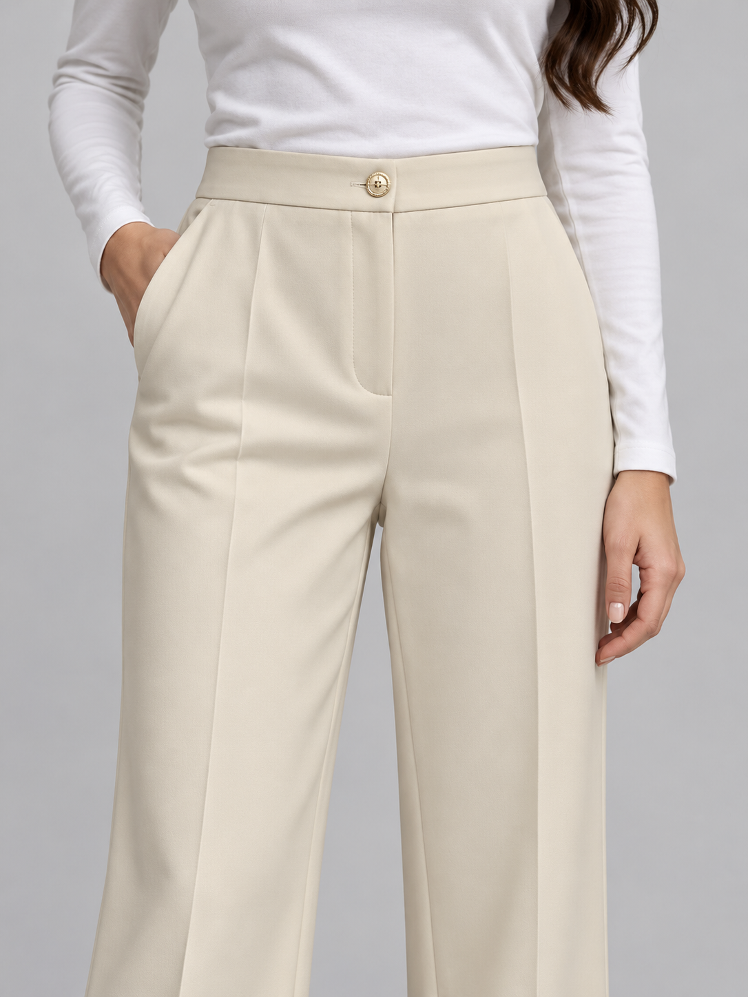 Pantalone panna con gamba ampia e risvolto, piega frontale – dettaglio su modella