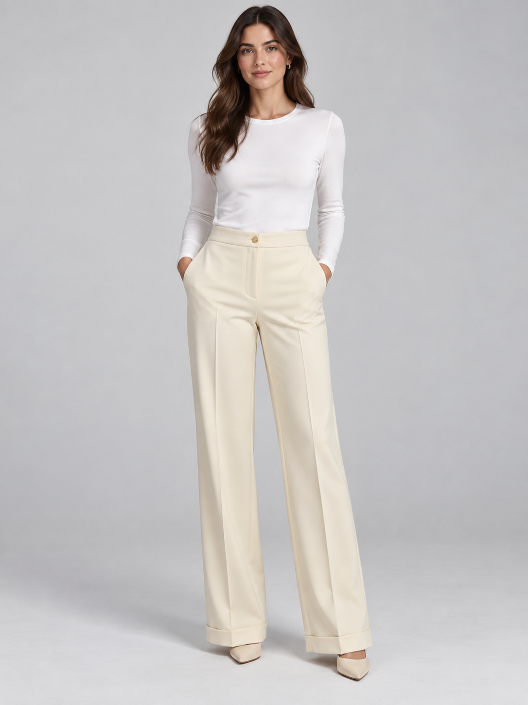 Pantalone panna con gamba ampia e risvolto, piega frontale – fronte su modella