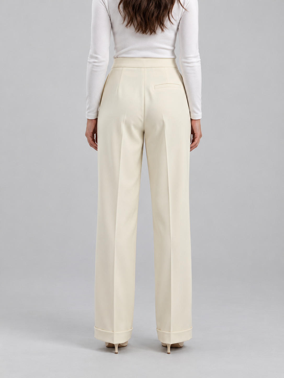 Pantalone panna con gamba ampia e risvolto, piega frontale – retro su modella