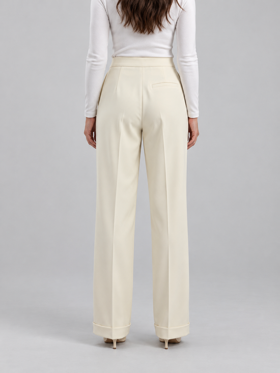 Pantalone panna con gamba ampia e risvolto, piega frontale – retro su modella