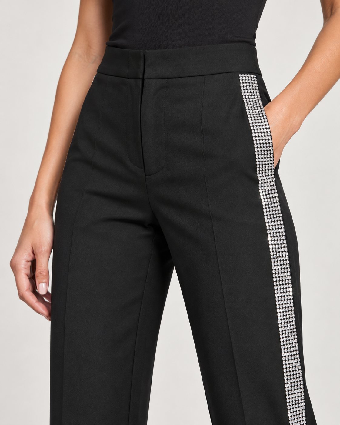 Pantalone Pinko nero con strass laterali - dettaglio della fascia di strass su modella