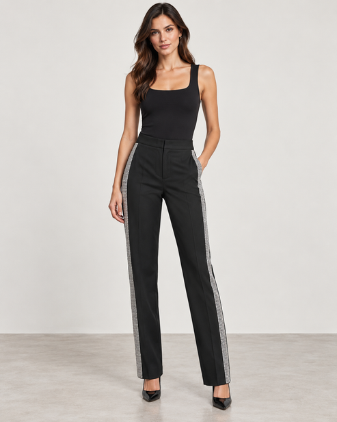 Pantalone Pinko nero con strass laterali - vista frontale su modella