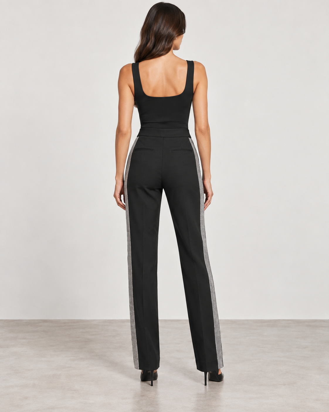 Pantalone Pinko nero con strass laterali - vista posteriore su modella