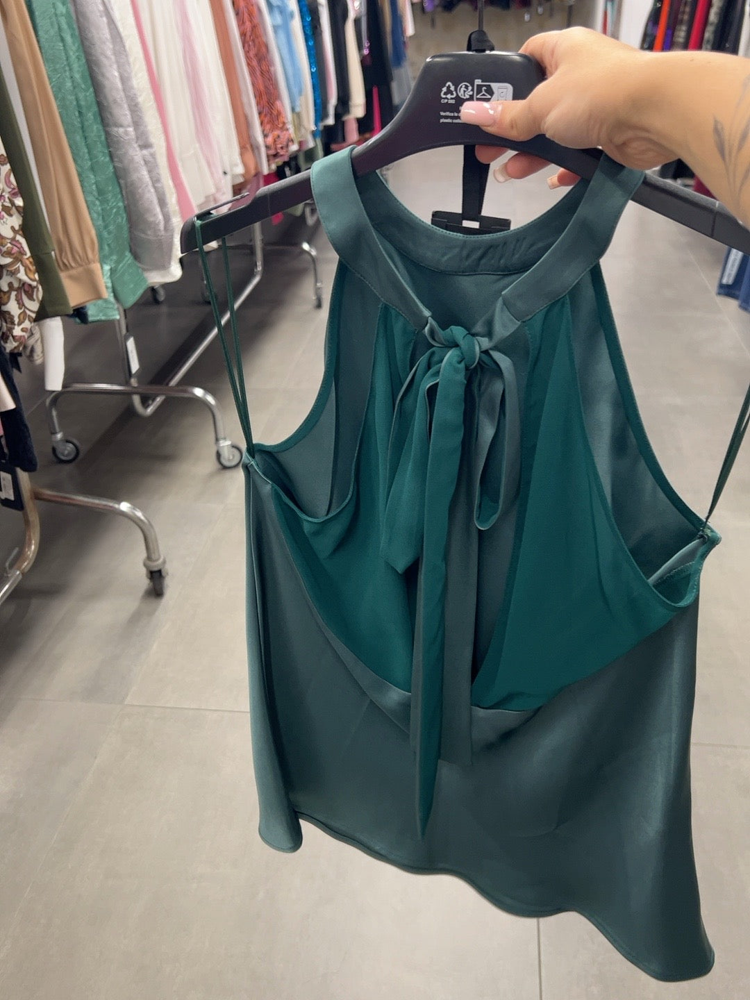 Top Pinko verde – foto originale del retro con fiocco e drappeggio