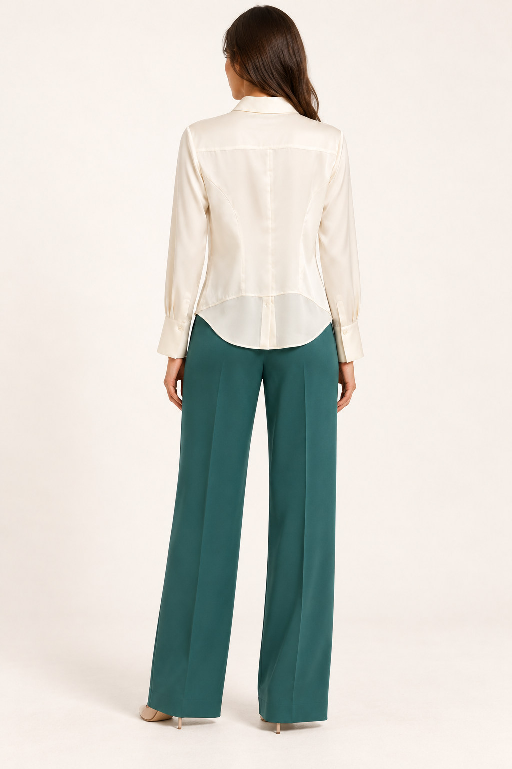 Pinko – Camicia avorio in seta su modella — retro
