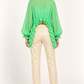 Pinko – Camicia verde con arricciature e volant su modella — retro
