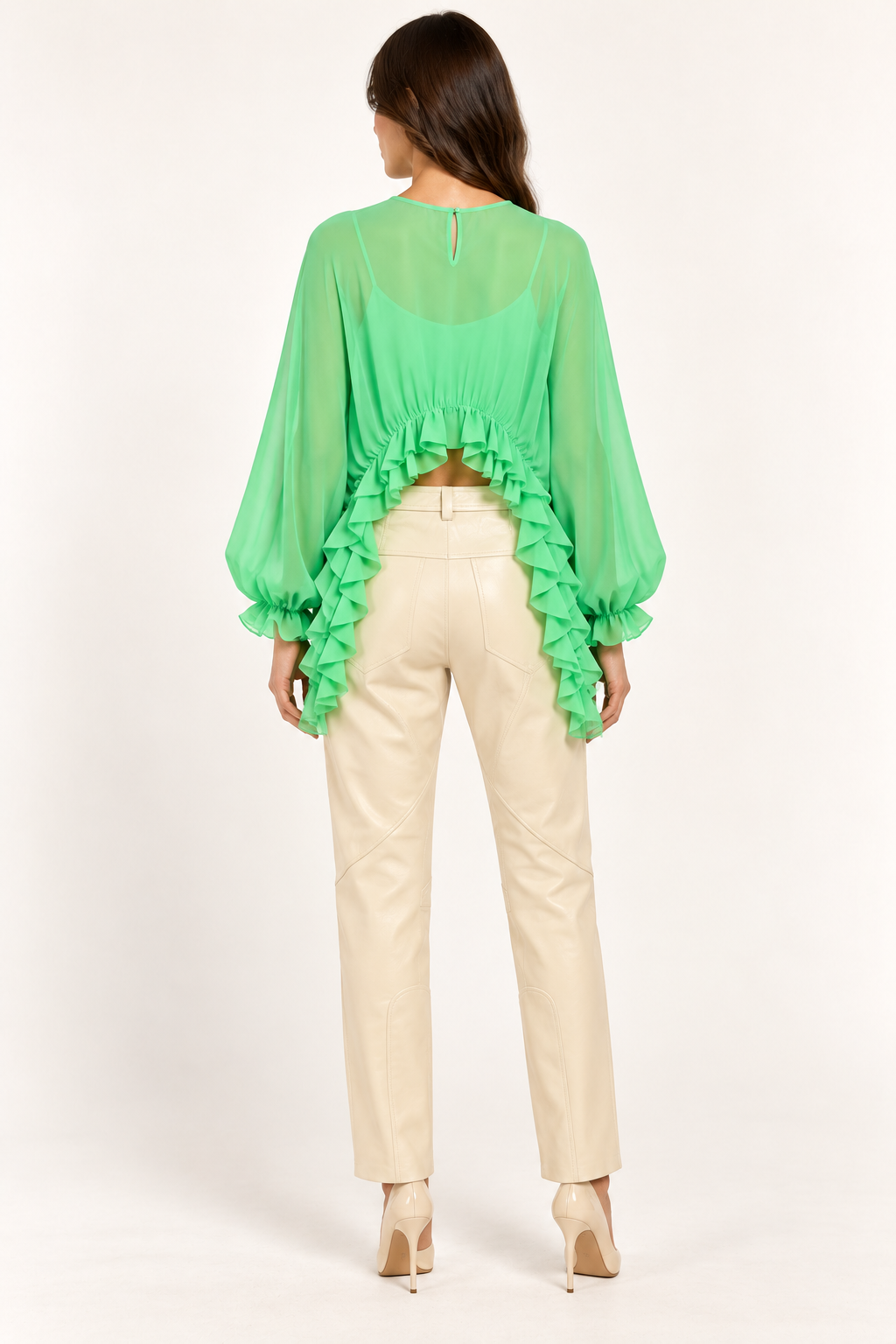 Pinko – Camicia verde con arricciature e volant su modella — retro