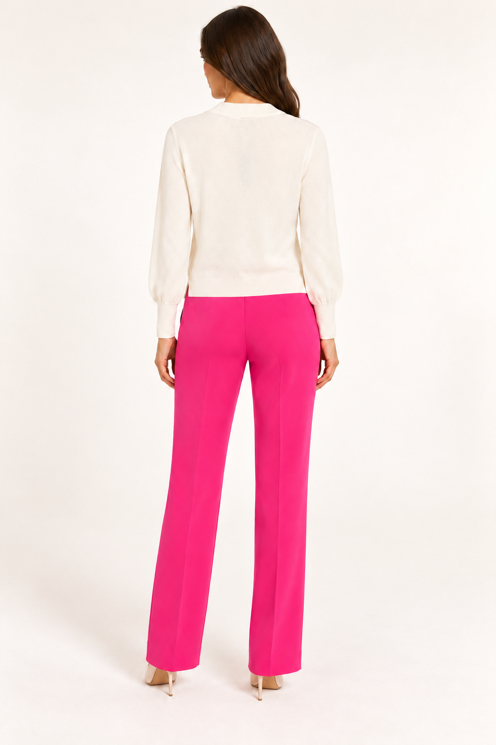 Pinko – Cardigan panna con bottoni gioiello su modella — retro