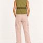 Pinko – Pantalone cargo rosa cipria su modella — retro