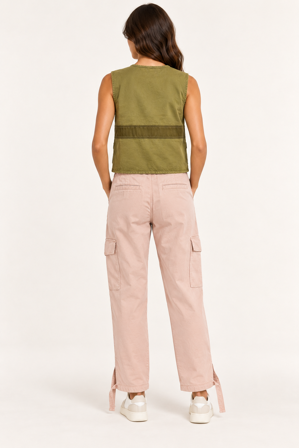 Pinko – Pantalone cargo rosa cipria su modella — retro