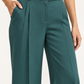 Pinko – Pantalone verde petrolio in acetato su modella — dettaglio