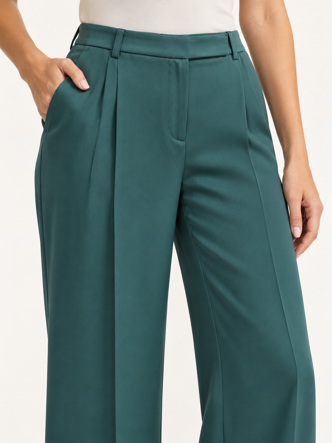 Pinko – Pantalone verde petrolio in acetato su modella — dettaglio