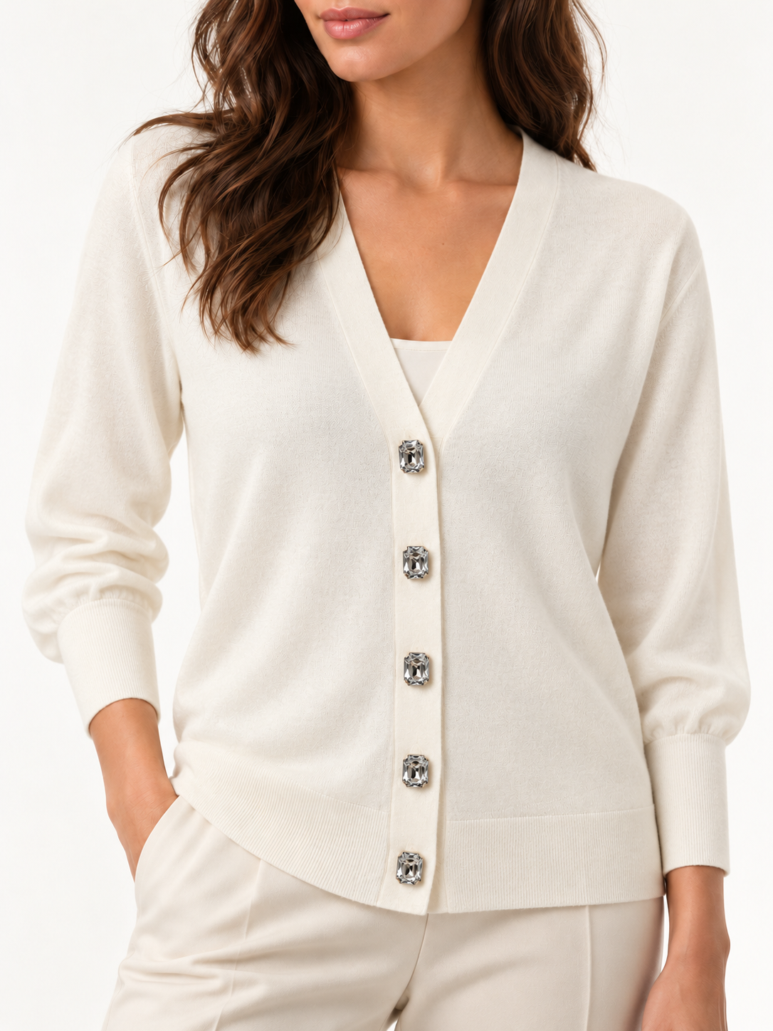 Pinko – Cardigan panna con bottoni gioiello su modella — dettaglio
