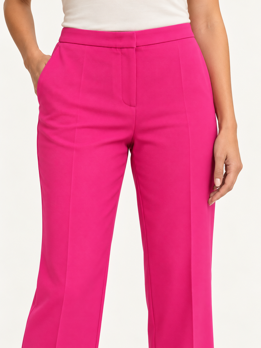 Pinko – Pantalone fucsia su modella — dettaglio