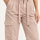 Pinko – Pantalone cargo rosa cipria su modella — dettaglio