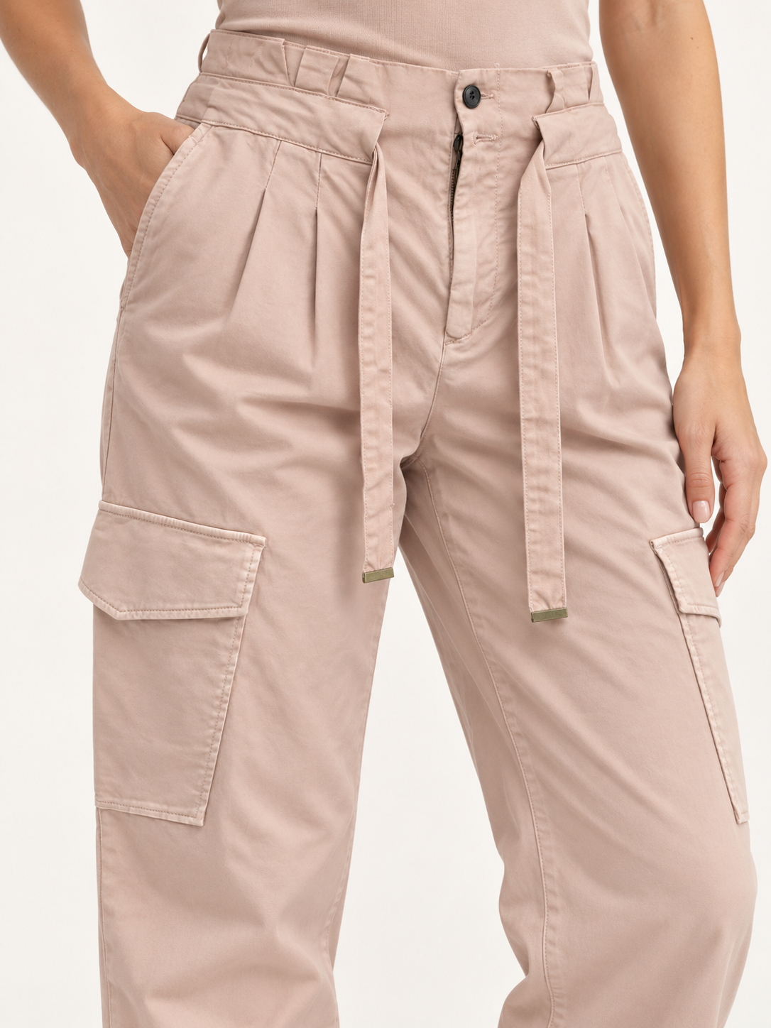 Pinko – Pantalone cargo rosa cipria su modella — dettaglio