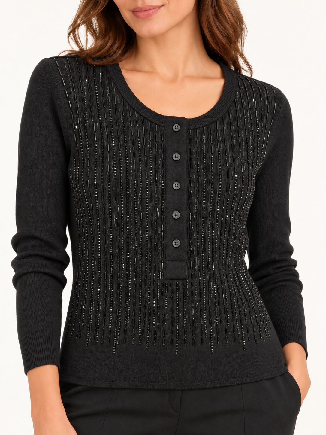 Pinko – Maglia nera con decorazioni su modella — dettaglio