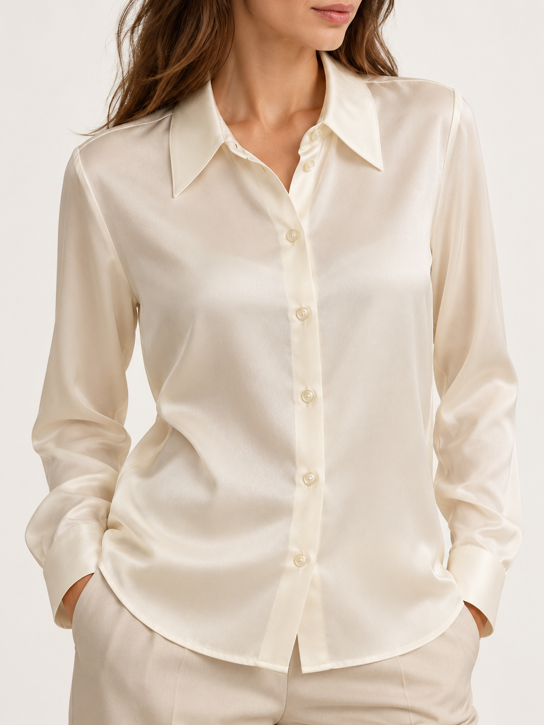 Pinko – Camicia avorio in seta su modella — dettaglio