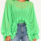 Pinko – Camicia verde con arricciature e volant su modella — dettaglio