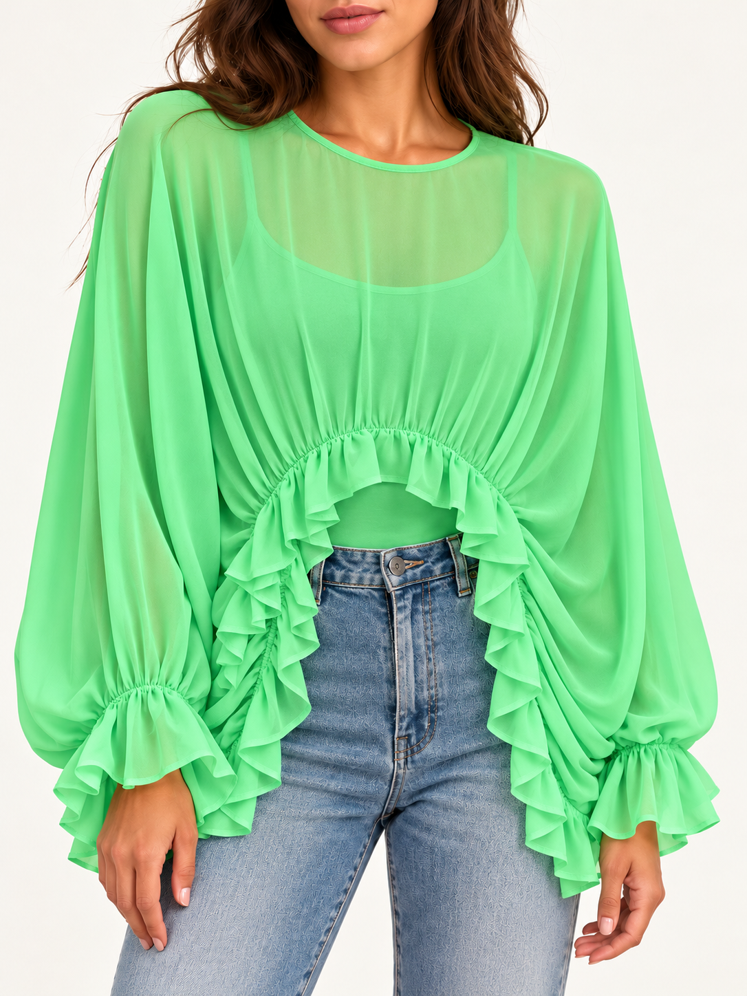 Pinko – Camicia verde con arricciature e volant su modella — dettaglio
