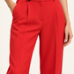 Pinko – Pantalone rosso con pinces su modella — dettaglio