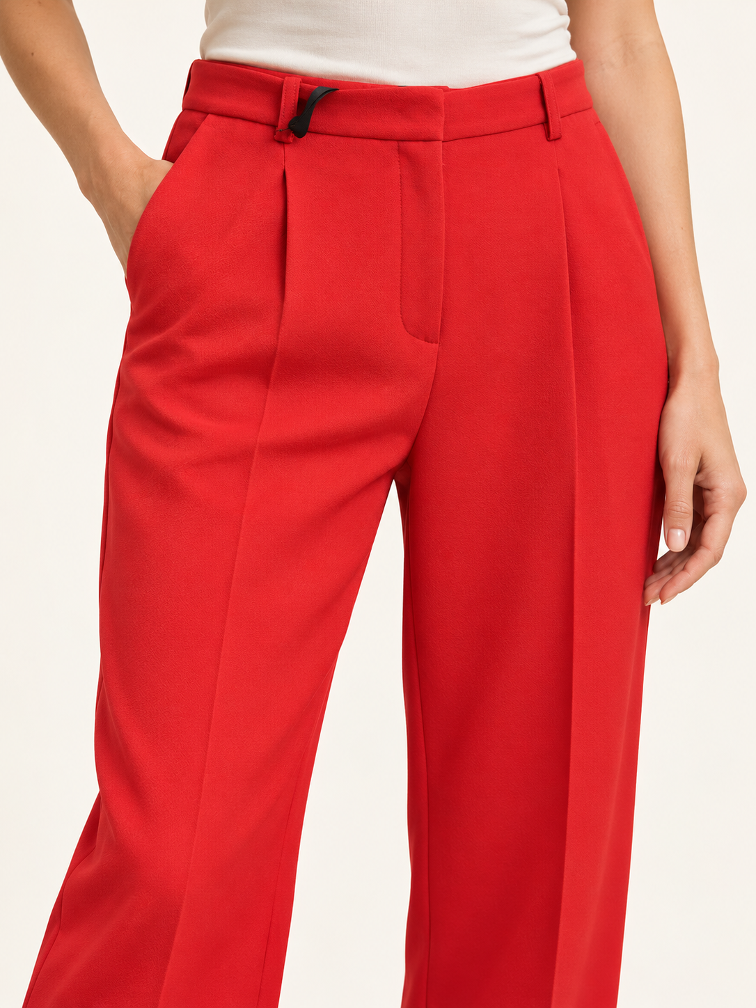 Pinko – Pantalone rosso con pinces su modella — dettaglio