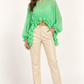 Pinko – Camicia verde con arricciature e volant su modella — fronte