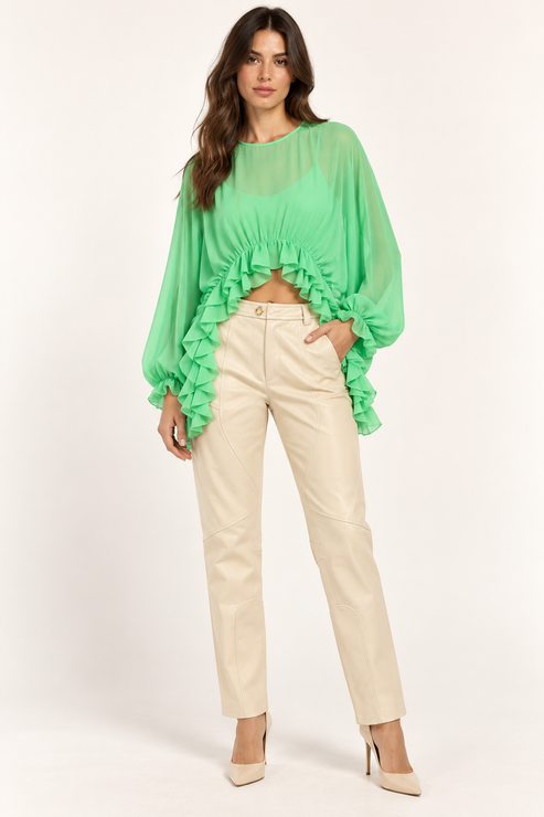 Pinko – Camicia verde con arricciature e volant su modella — fronte
