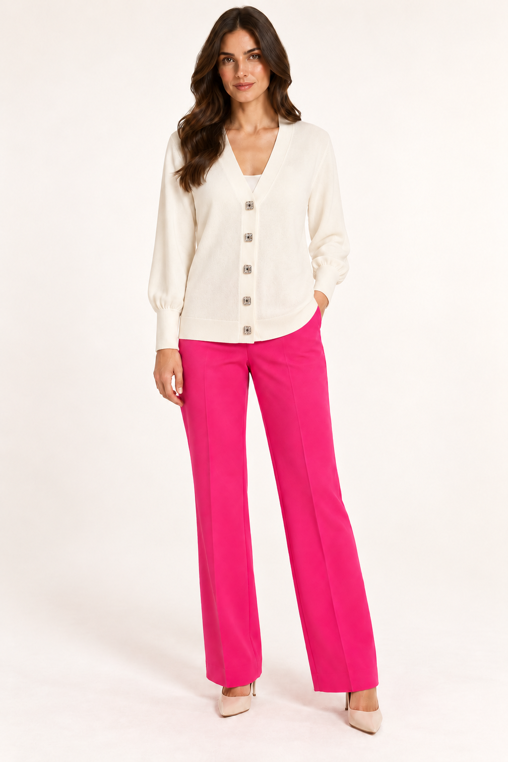 Pinko – Cardigan panna con bottoni gioiello su modella — fronte