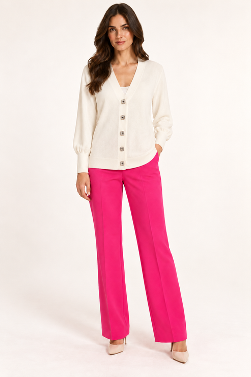 Pinko – Cardigan panna con bottoni gioiello su modella — fronte