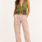Pinko – Pantalone cargo rosa cipria su modella — fronte