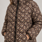 Piumino donna Malìparmi reversibile fantasia marrone – dettaglio su modella, immagine elaborata con IA