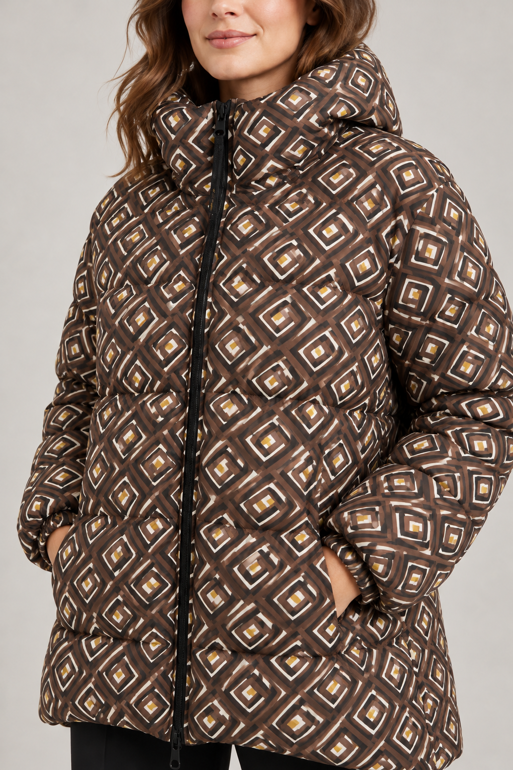 Piumino donna Malìparmi reversibile fantasia marrone – dettaglio su modella, immagine elaborata con IA