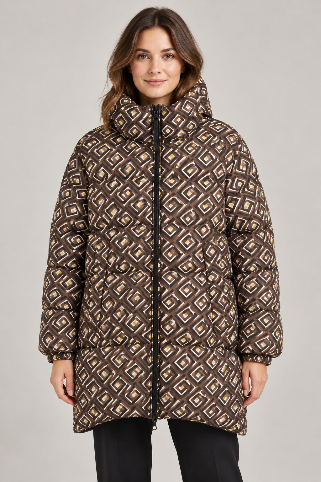 Piumino donna Malìparmi reversibile fantasia marrone – fronte su modella, immagine elaborata con IA