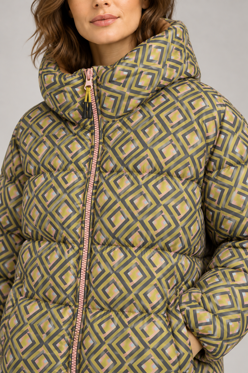 Piumino donna Malìparmi reversibile fantasia verde e rosa – dettaglio su modella, immagine elaborata con IA