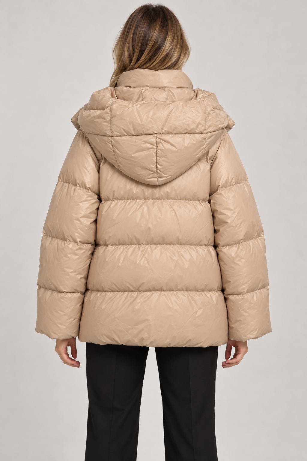 Piumino donna HAVEONE beige con cappuccio – retro su modella, immagine elaborata con IA