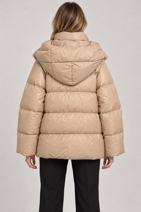 Piumino donna HAVEONE beige con cappuccio – retro su modella, immagine elaborata con IA
