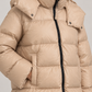 Piumino donna HAVEONE beige con cappuccio – dettaglio su modella, immagine elaborata con IA