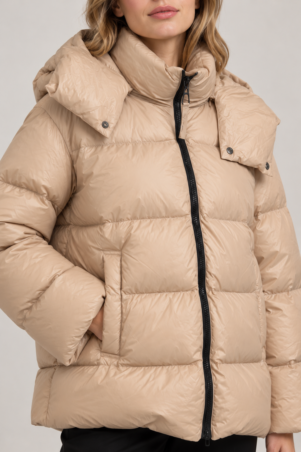 Piumino donna HAVEONE beige con cappuccio – dettaglio su modella, immagine elaborata con IA