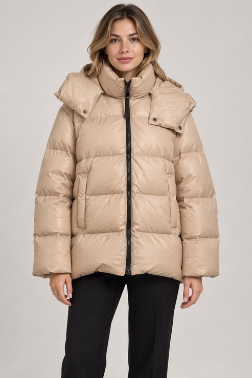 Piumino donna HAVEONE beige con cappuccio – fronte su modella, immagine elaborata con IA