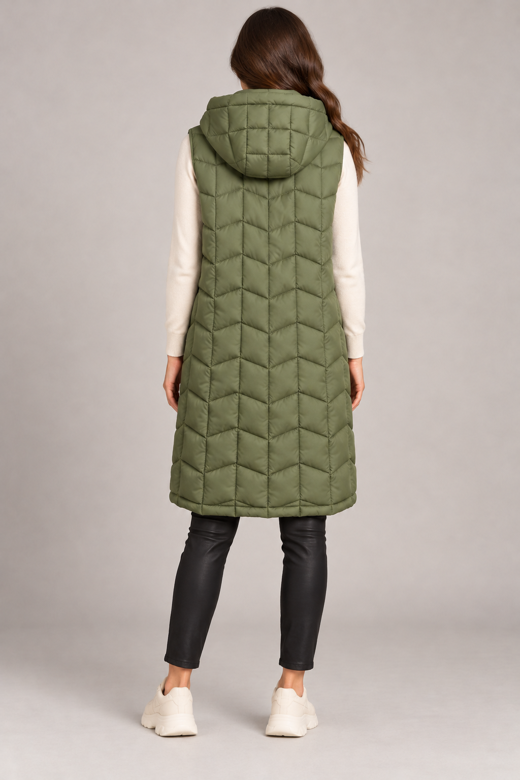 Alessia Santi – Piumino smanicato lungo verde con cappuccio – retro su modella, immagine elaborata con IA